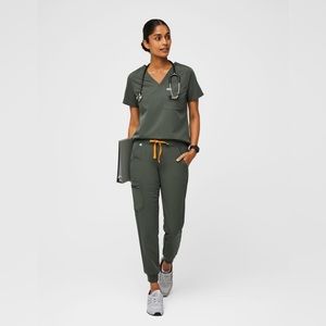 Set of Figs Moss Scrubs, XS Zamora Jogger pants and XS Catarina One-pocket top.